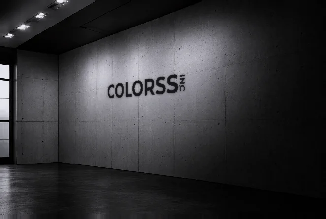 コンクリートの壁にCOLORSSのロゴが掲げられたオフィスのエントランス